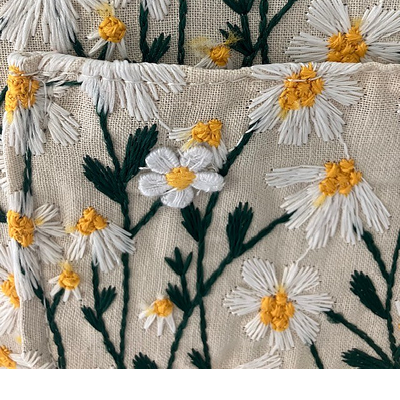 白の刺繍が可愛いハンドバッグ